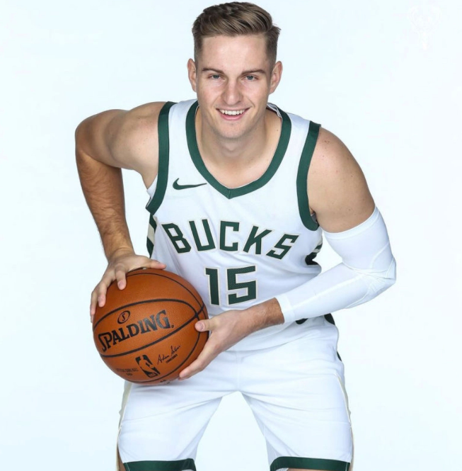 密尔沃基雄鹿内部会议纪要流出：今晚外线爆发，CBA常规赛使命明确，更衣室氛围转暖的简单介绍